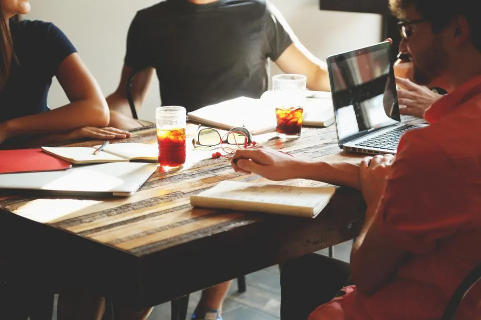 Enseignant animant un atelier devant un groupe