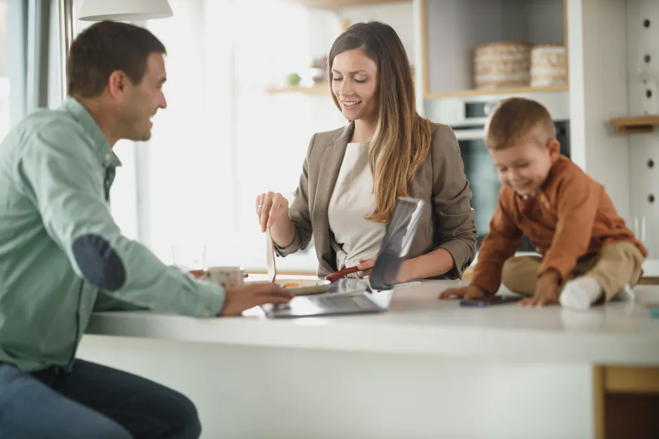 Moment familial autour d’un écran à la maison